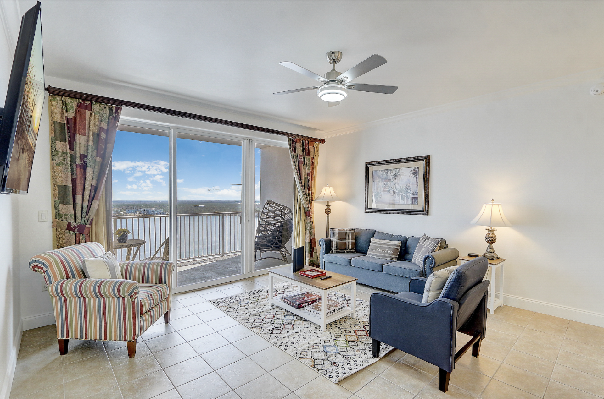 Two Bedroom Suite Sunrise View updated 10th floor condo with lakefront main bedroom. 2 KING beds and bunks