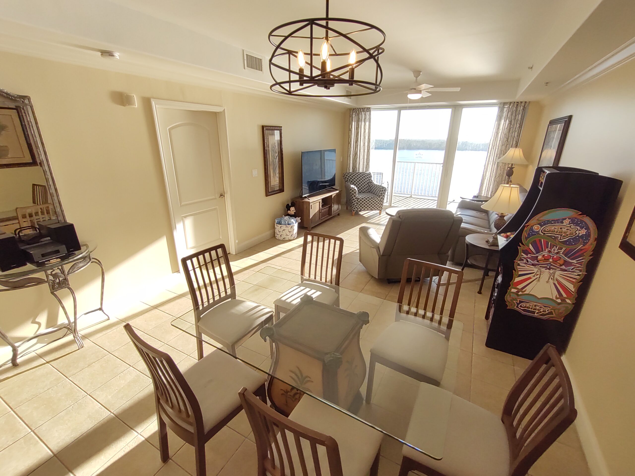 1005livingrev Two Bedroom Suite Sunrise View updated 10th floor condo with lakefront main bedroom. 2 KING beds and bunks